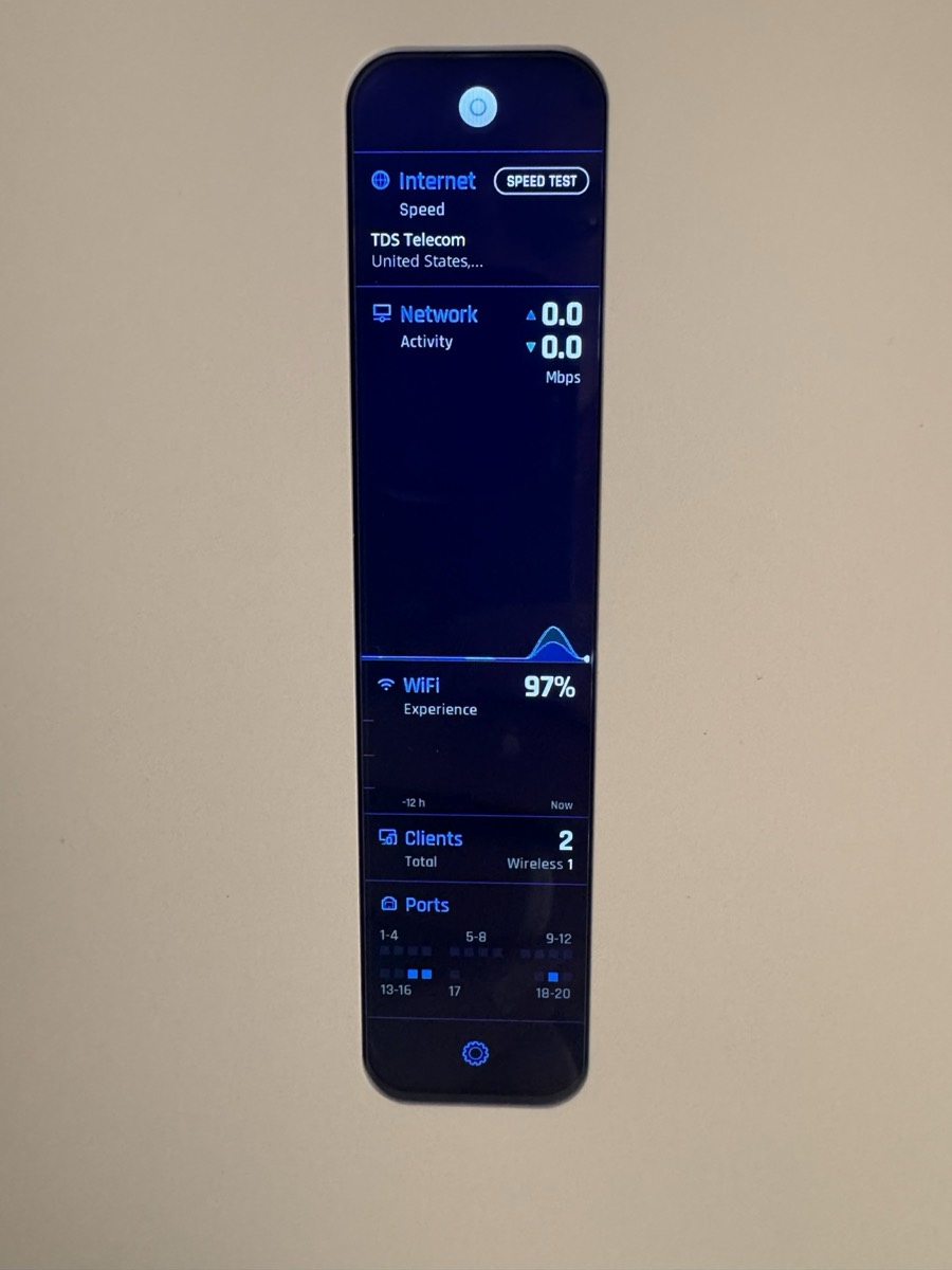A UniFi network status display showing live connectivity metrics.
